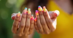 15 Ideias de Unhas Francesinhas Coloridas Que Vão Reinventar Seu Look