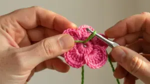 Como Fazer Flor de Crochê em 30 Minutos: Duas Versões Fáceis Como Fazer Flor de Crochê em 30 Minutos: Duas Versões Fáceis