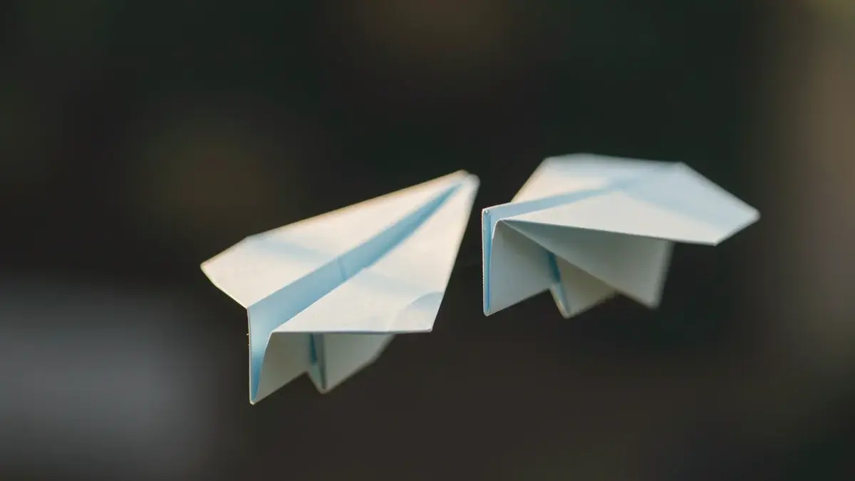 COMO FAZER UM AVIÃOZINHO DE PAPEL que voa muito (Passo a Passo Fácil)