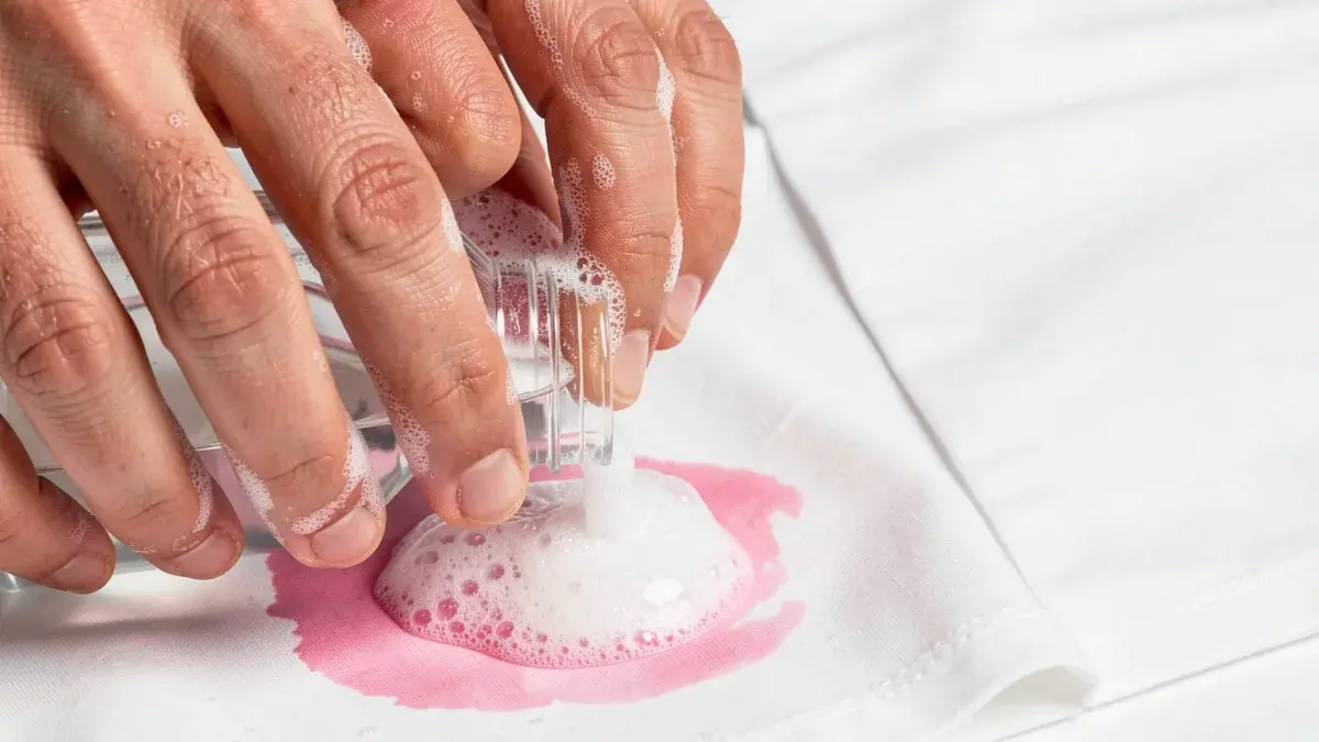 Como Tirar Mancha de Base da Roupa em 5 Passos Simples