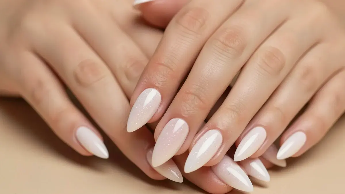 14 Unhas Almond Decoradas Brancas para Inspirar (Fotos e Tendências)