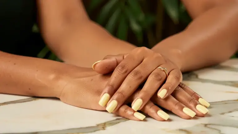 esmalte amarelo manteiga