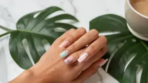 Unhas quadradas delicadas: 15 ideias lindas e fáceis de fazer