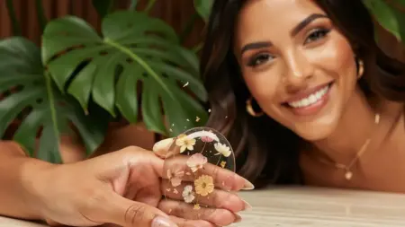 Unha Encapsulada Clara: a Beleza que Flutua dentro do Gel