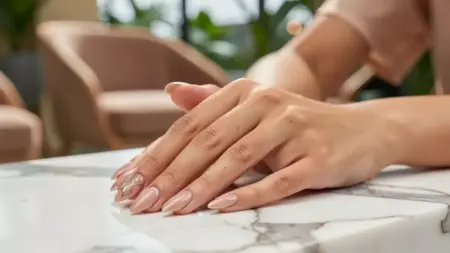Unhas em gel amendoadas delicadas: ideias para levar ao salão