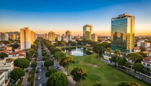 Vista aérea de bairro de alto padrão em São Paulo com prédios modernos e área verde ao entardecer