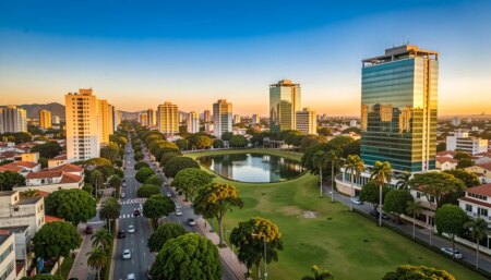 Vista aérea de bairro de alto padrão em São Paulo com prédios modernos e área verde ao entardecer
